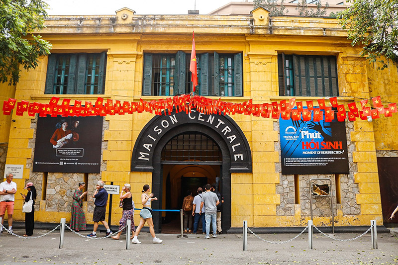 Explore military history of Hanoi in Hoa Lo Prison