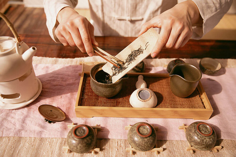 The different ways of preparing tea in Vietnam give us different tastes.