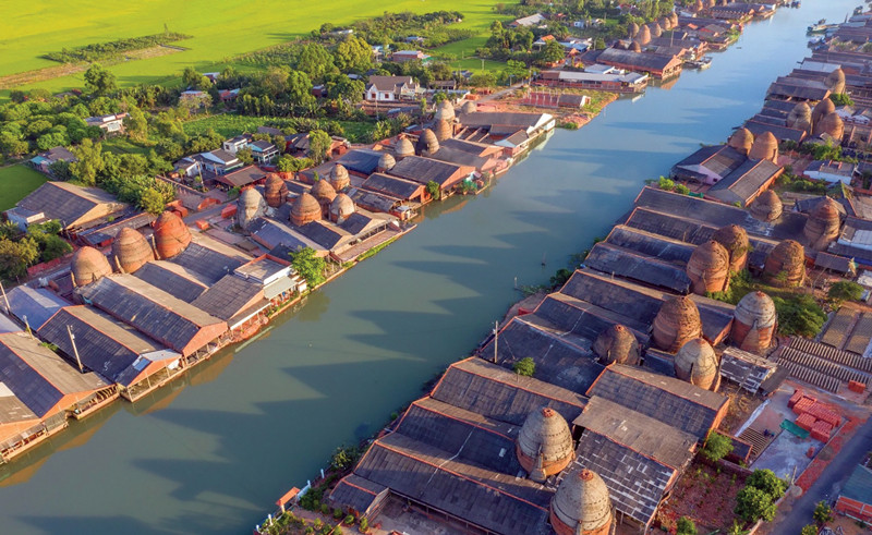 Mang Thit ceramic village: the “Kingdom of Red Brick“