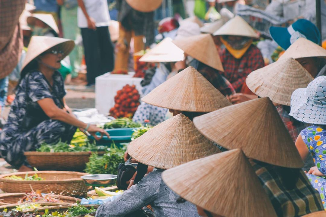 Non La - Vietnamese conical hat in daily life