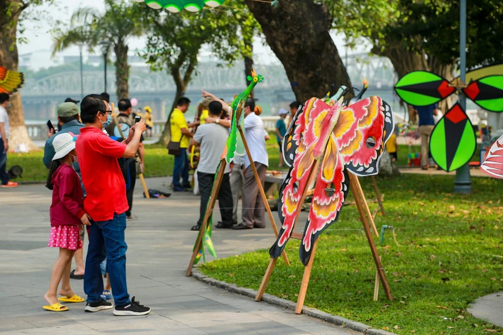 Kite is still an interesting game for all generations in Hue - this former Royal city. 