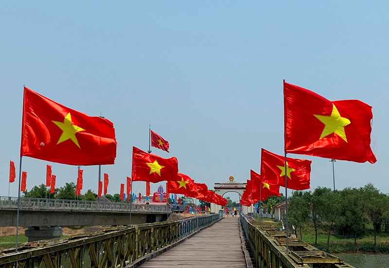 Visit DMZ Vietnam from Hue - The Hien Luong Bridge